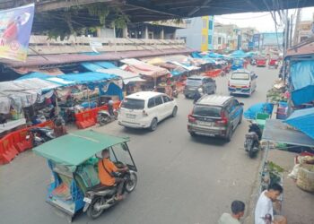 Para pedagang eks Gedung IV Pasar Horas, Pematangsiantar, berjualan di badan jalan. (foto:putra purba)