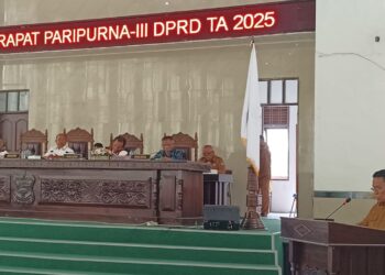 Wali Kota Pematangsiantar Wesly Silalahi menyampaikan LKPJ TA 2024 dalam rapat paripurna III DPRD di gedung Harungguan DPRD, Jl Adam Malik.(simantab/putra purba)
