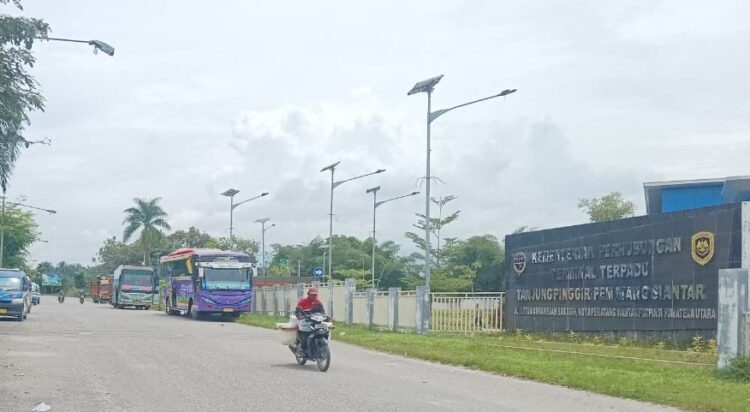 Sejumlah LPJU di Jalan Letda Usmansjah Saragih sekitar Terminal Tanjung Pinggir, Kecamatan Siantar Martoba, Kota Pematangsiantar.(simantab/putra purba)