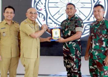 Bupati Simalungun memberi plakat kepada Danrem 022/Pantai Timur, Kolonel Inf Agus Supriono.(simantab/ist)