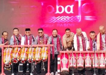 Bupati Simalungun turut dalam pemukulan gondang dimulainya Festival Toba Jou Jou ke-5 di Samosir.(simantab/ist)