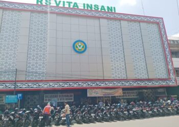Lahan parkir di depan RS Vita Insani di jalan Merdeka, Kota Pematangsiantar memasuki babak baru.(simantab/putra purba)