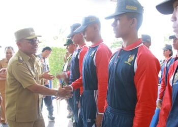 Bupati Simalungun Anton Achmad Saragih memberi semangat kepada Paskibraka Simalungun 2025.(simantab/ist)