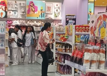 Potret para pengunjung di Suzuya Merdeka Mall yang berada di Jalan Merdeka, Kecamatan Siantar Timur, Kota Pematangsiantar.(simantab/putra purba)