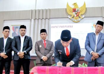 Bupati Simalungun Anton Saragih meneken persetujuan Ranperda RPJMD 2025–2029 bersama DPRD.(simantab/ist)