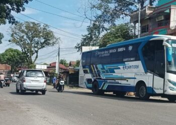 Kondisi Terminal banyangan yang banyak dijumpai di sekitar Pasar Dwikora, Jalan Sisingamangaraja, Kelurahan Suka Dame, Kecamatan Siantar Utara, masih menjadi pilihan bus-bus Antar Kota Dalam Provinsi (AKDP) untuk beroperasi.(simantab/putra purba)