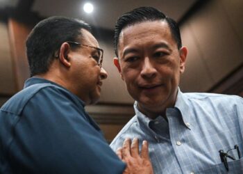 Anies Baswedan berbicara dengan Tom Lembong sebelum divonis 4,5 tahun.(simantab/ist)