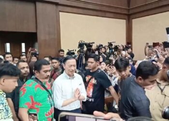Tom Lembong memasuki ruang persidangan,(simantab/ist)