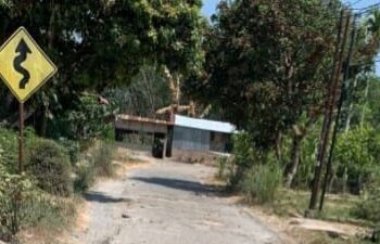 Bagian jalan di Laras Dua yang sudah lama tak tersentuh pembangunan.(simantab/ist)