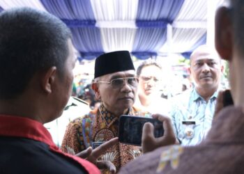 Bupati Simalungun Anton Saragih didampingi Camat Siantar Iqbal.(simantab/ist)