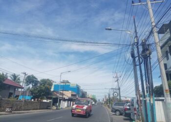 Kabel Semerawut di Jalan Gereja, Kelurahan Kristen, Kecamatan Siantar Selatan, Kota Pematangsiantar.(putra purba)