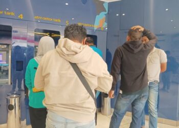 Sejumlah nasabah mulai memadati salah satu pusat anjungan tunai mandiri di Pematangsiantar.(simantab/putra purba)
