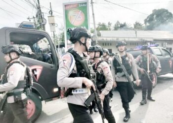 Brimob berjaga-jaga di perbatasan daerah bentrok.(simantab/ist)