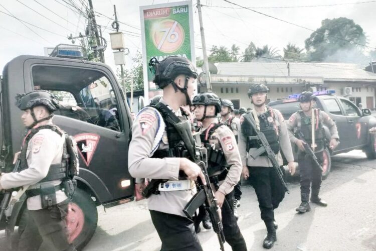 Brimob berjaga-jaga di perbatasan daerah bentrok.(simantab/ist)