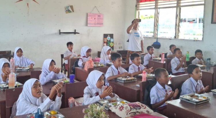 Pelaksanaan program MBG di SD Negeri 096135 Rambung Merah, Nagori Pematang Simalungun, Kecamatan Siantar, Kabupaten Simalungun.(Simantab/ist)