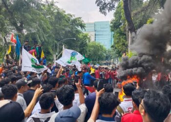 Aksi massa di depan Kantor DPRD Sumut.(Simantab/ist)