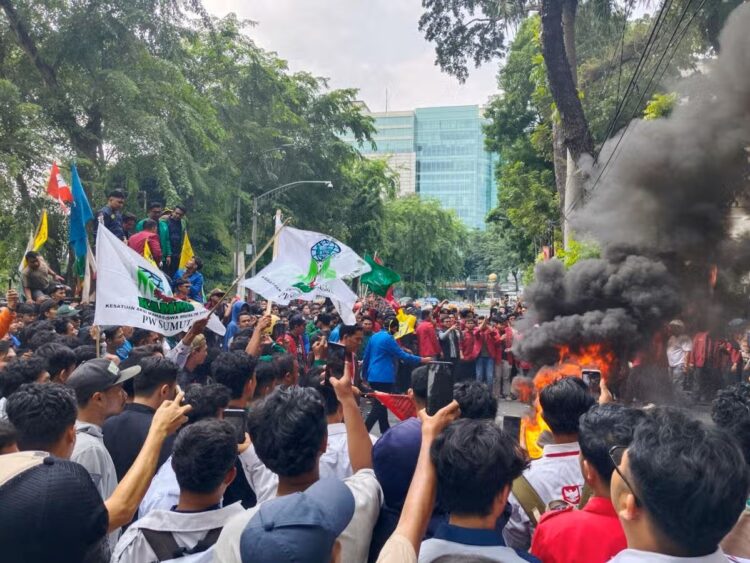 Aksi massa di depan Kantor DPRD Sumut.(Simantab/ist)