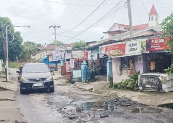 Kondisi jalan yang rusak parah di Jalan Viyata Yudha, Kelurahan Setia Negara, Kecamatan Siantar Sitalasari namun belum mendapatkan perhatian dari pemerintah kota.(Simantab/Ronal Sibuea)