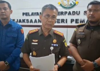 Kepala Kejaksaan Negeri (Kajari) Pematangsiantar, Erwin Purba, mengklarifikasi dugaan intervensi dalam beberapa proyek tender di Pematangsiantar.(Putra Purba)