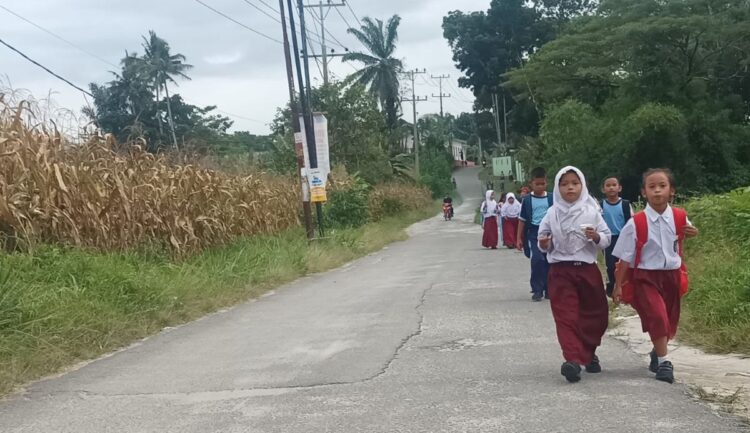 Potret anak didik Simalungun, berjalan bersama saat pulang sekolah.(simantab/putra purba)