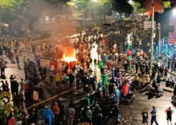 Sejak Kamis malam (28/08), masa sudah mengepung Mako Brimob di Kwitang.(Simantab/ist)