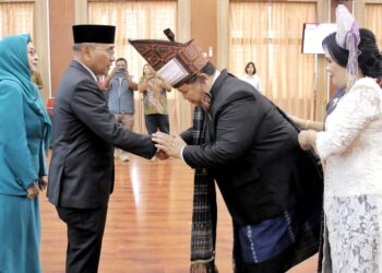 Bupati Simalungun Anton Achmad Sargih memberi selamat kepada Mixnon Andreas Simamora usai dilantiknya sebagai Sekda Kabupaten Simalungun.(Simantab/ist)