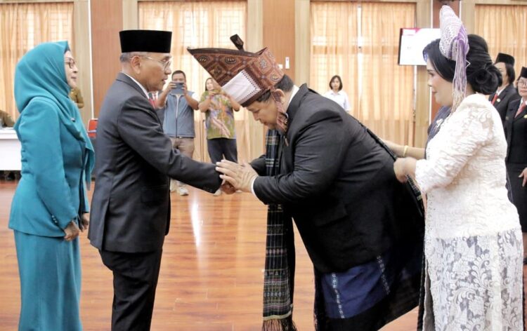 Bupati Simalungun Anton Achmad Sargih memberi selamat kepada Mixnon Andreas Simamora usai dilantiknya sebagai Sekda Kabupaten Simalungun.(Simantab/ist)