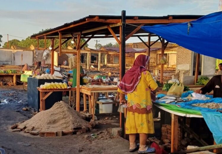 Para pedagang sudah kembali membuka lapak seadanya, berjuang untuk mempertahankan sumber mata pencarian mereka setelah musibah kebakaran.(Simantab/Putra Purba)