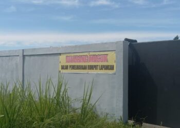 Stadion Mini Raya hingga kini masih terkunci rapat dan tanpa kelanjutan perawatan dari Dinas Pemuda dan Olahraga Kabupaten Simalungun.(Simantab/Ronal Sibuea)
