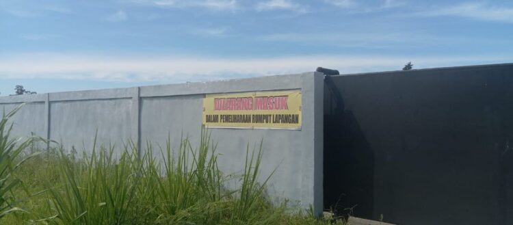 Stadion Mini Raya hingga kini masih terkunci rapat dan tanpa kelanjutan perawatan dari Dinas Pemuda dan Olahraga Kabupaten Simalungun.(Simantab/Ronal Sibuea)