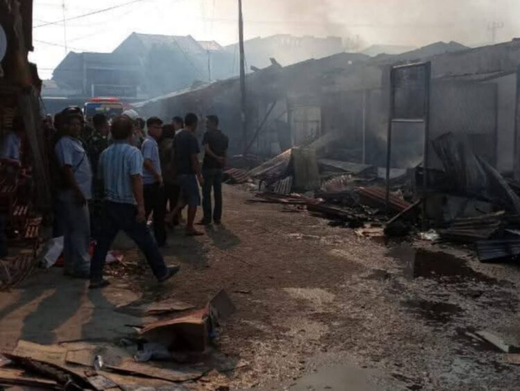 Kondisi Pasar Serbelawan pasca kebakaran hebat, Senin (18/08/2025).(Putra Purba)