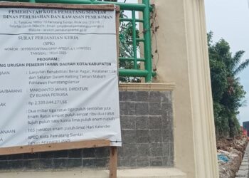 Plang proyek rehabilitasi taman makam pahlawan (TMP) Nagur di ruas Jalan Lintas Sumatra, Kelurahan Pahlawan, Kecamatan Siantar Timur, Kota Pematangsiantar, yang dikerjakan oleh kontraktor CV Buana Perkasa dengan nilai kontrak Rp2.339.644.271,56, milliar.(simantab/putra purba)