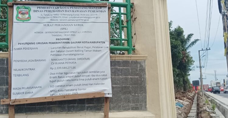 Plang proyek rehabilitasi taman makam pahlawan (TMP) Nagur di ruas Jalan Lintas Sumatra, Kelurahan Pahlawan, Kecamatan Siantar Timur, Kota Pematangsiantar, yang dikerjakan oleh kontraktor CV Buana Perkasa dengan nilai kontrak Rp2.339.644.271,56, milliar.(simantab/putra purba)