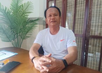 Plt Kepala Dinsos P3A Kota Pematangsiantar, Risbon Sinaga, di ruangannya.(putra purba)