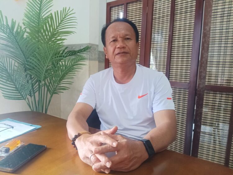 Plt Kepala Dinsos P3A Kota Pematangsiantar, Risbon Sinaga, di ruangannya.(putra purba)
