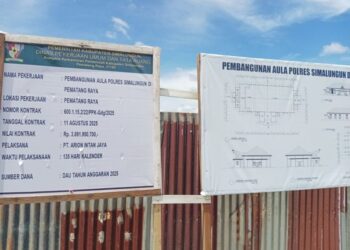 Plang proyek pembangunan aula Polres Simalungun di Pematang Raya, menelan APBD Simalungun sebesar Rp4 miliar.(Putra Purba)