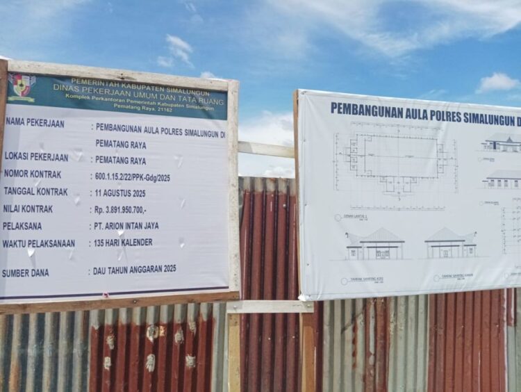 Plang proyek pembangunan aula Polres Simalungun di Pematang Raya, menelan APBD Simalungun sebesar Rp4 miliar.(Putra Purba)