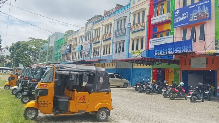 Jejeran Bajaj RE di Komplek SMBC, Jalan Medan, Kecamatan Siantar Martoba, Kota Pematangsiantar.(Simantab/Putra Purba)