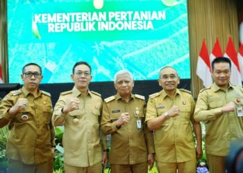 Bupati Simalungun Anto Achmad Saragih (baris 2 dari kanan) di Kantor Pusat Kementerian Pertanian, Jakarta Selatan, Senin (22/9/2025).(Simantab/ist)