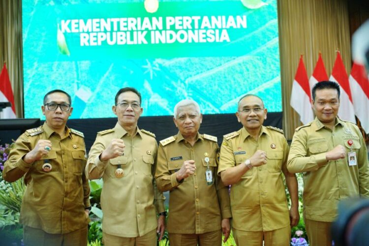 Bupati Simalungun Anto Achmad Saragih (baris 2 dari kanan) di Kantor Pusat Kementerian Pertanian, Jakarta Selatan, Senin (22/9/2025).(Simantab/ist)