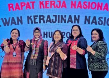 Ketua Dewan Kerajinan Nasional Daerah (Dekranasda) Kabupaten Simalungun, Darmawati Anton Achmad Saragih (berhijab), menghadiri Rapat Kerja Nasional (Rakernas) Tahun 2025.(Simantab/ist)
