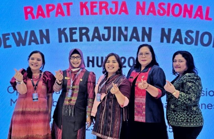 Ketua Dewan Kerajinan Nasional Daerah (Dekranasda) Kabupaten Simalungun, Darmawati Anton Achmad Saragih (berhijab), menghadiri Rapat Kerja Nasional (Rakernas) Tahun 2025.(Simantab/ist)