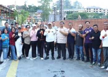 Bupati Simalungun Achmad Anton Saragih didampingi Sekda Mixnon Simamora Bersama Camat Girsang Sipangan Bolon beserta para pelaku pariwisata di Kota Parapat.(Simantab/ist)