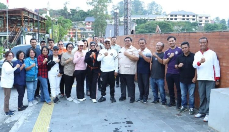 Bupati Simalungun Achmad Anton Saragih didampingi Sekda Mixnon Simamora Bersama Camat Girsang Sipangan Bolon beserta para pelaku pariwisata di Kota Parapat.(Simantab/ist)