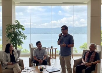 Ilustrasi Rocky Gerung berdiskusi di salah satu lobi hotel di tepian Danau Toba.(Simantab/ai)