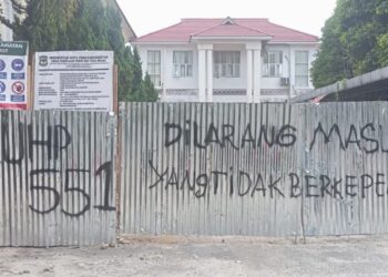 Proyek pembangunan gedung Kantor DPRD Kota Pematangsiantar yang sedang berlangsung terancam diberhentikan.(Simantab/Ronal Sibuea)