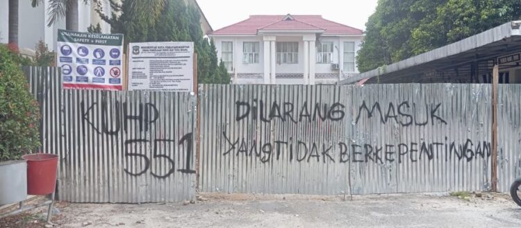 Proyek pembangunan gedung Kantor DPRD Kota Pematangsiantar yang sedang berlangsung terancam diberhentikan.(Simantab/Ronal Sibuea)