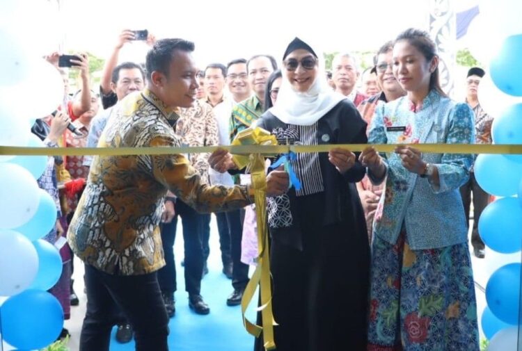 Wakil Bupati Simalungun dan istri, mendampingi Ketua TP PKK Simalungun menggunting pita peresmian Mal Pelayanan Publik.(Simantab/ist)
