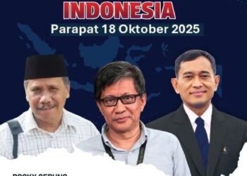 Rocky Gerung diapit Dr Shohibul Anshor Siregar dan Dr JR Saragih.(Simantab/ist)