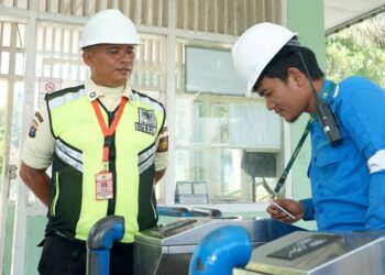 Seorang karyawan TPL melewati pemeriksaan ketat di pintu masuk pabrik. Bagi mereka, isu penutupan bukan sekadar wacana, melainkan ancaman nyata terhadap mata pencaharian dan masa depan keluarga.(Simantab/ist)